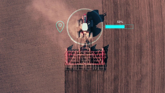 自动驾驶拖拉机犁地，鸟瞰图。未来农业新技术视频素材