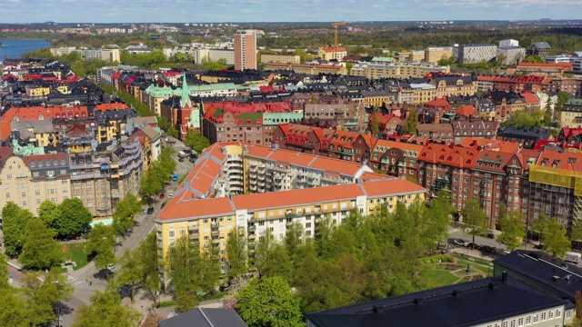 从空中俯瞰斯德哥尔摩市Birger Jarlsgatan - Karlavagen的三角形公寓大楼，Östermalm视频下载