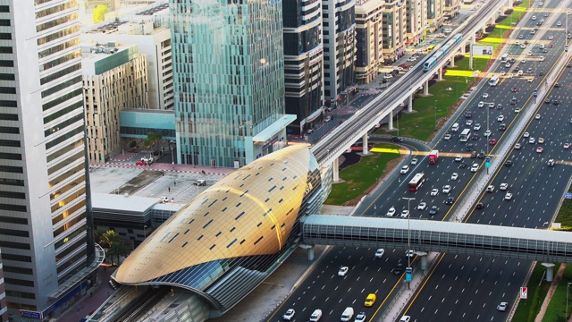 实时，4K鸟瞰现代城市繁忙的交通，在谢赫扎耶德道路，阿联酋迪拜视频下载