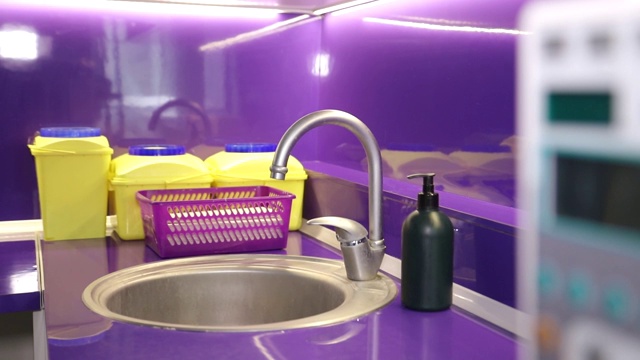医生洗手。美丽的紫色背景。视频下载