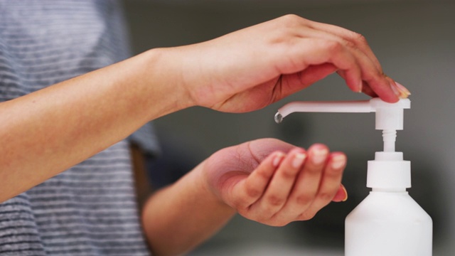 含酒精的洗手液有助于阻止细菌的传播视频素材