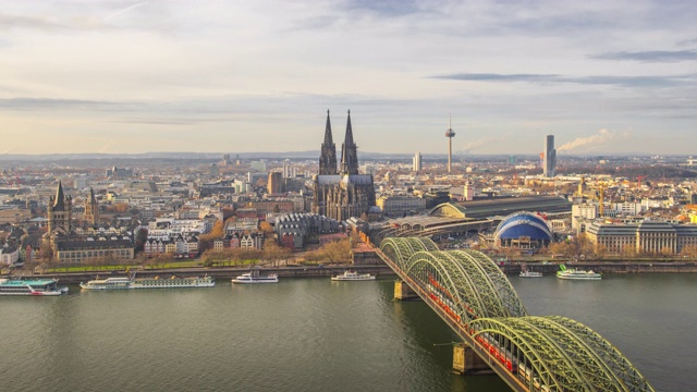 科隆城和大教堂霍亨索伦桥的航拍时间，科隆，德国视频素材