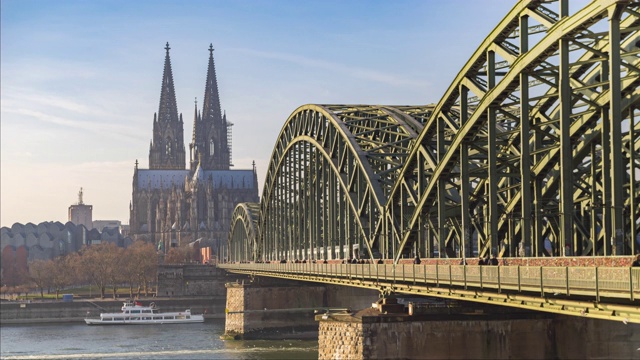 科隆城和大教堂霍亨索伦桥的航拍时间，科隆，德国视频素材
