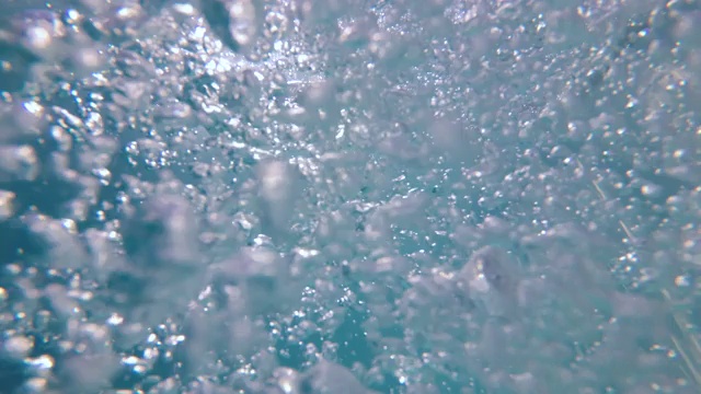 气泡在水下缓慢上升到水面。视频下载