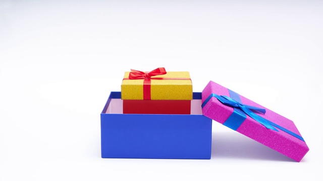 定格动画的两个明亮的礼物盒子。假日概念视频下载
