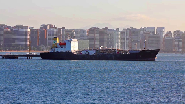 油船停泊在城市港口的封闭平面图视频素材