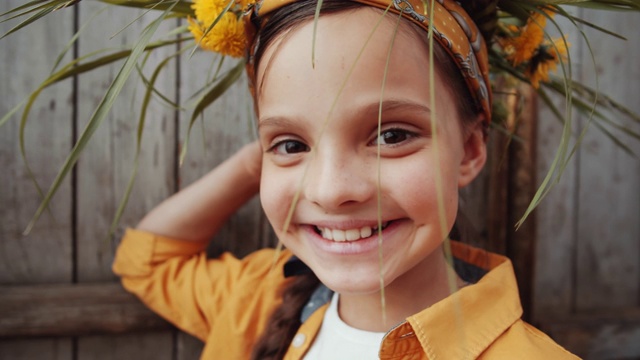 花圈里快乐的小女孩的肖像视频素材