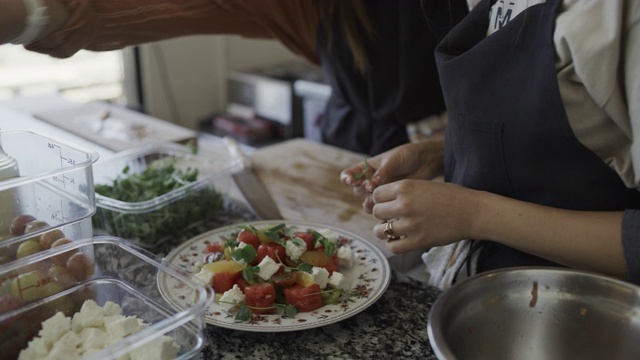 慢动作的妇女在商业厨房装沙拉/ Orem，犹他州，美国视频素材