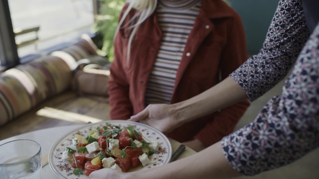 美国犹他州，戴着保护面罩的女服务员为顾客餐厅(Orem)提供沙拉视频下载