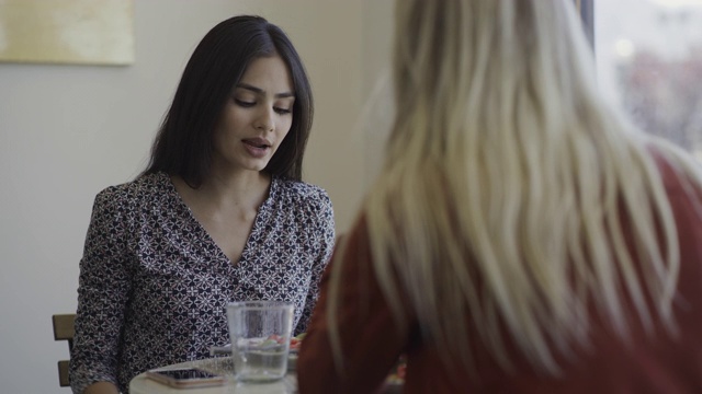 在餐馆/ Orem，犹他州，美国，女人安慰朋友的肩膀上的慢动作视频下载