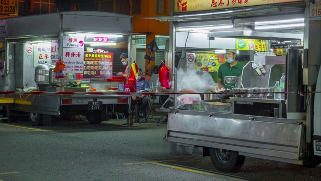 马来西亚吉隆坡，人们挤在餐车上买食物视频素材