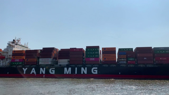 在靠近汉堡的易北河上淘洗集装箱船视频下载