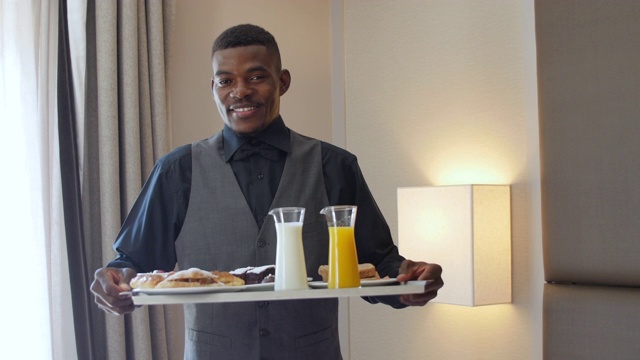 房间服务。一个服务员把早餐送到酒店房间的肖像视频下载