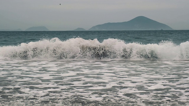 在多云的日子里，石澳村的海滩上出现巨大的巨浪-香港视频素材