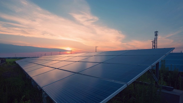 延时4K大型工业太阳能农场生产集中太阳能。一天晚上视频素材