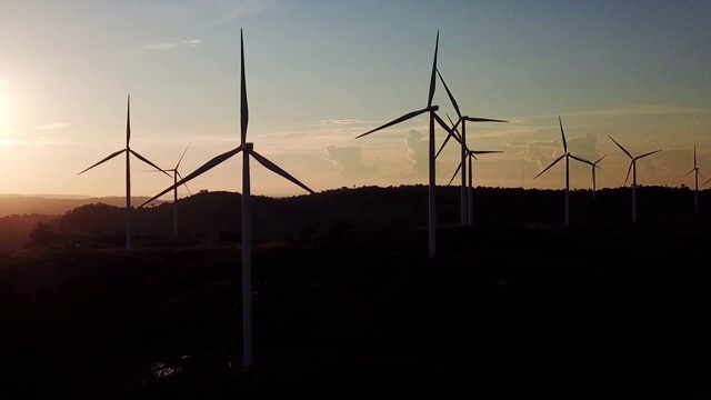 鸟瞰图的风力涡轮机日出替代能源视频素材