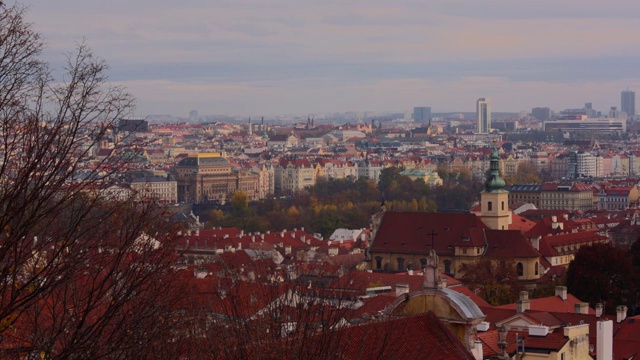 山顶俯瞰布拉格的历史老城建筑和城市景观视频素材