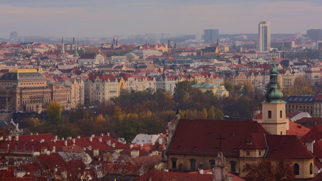 山顶俯瞰布拉格的历史老城建筑和城市景观视频素材