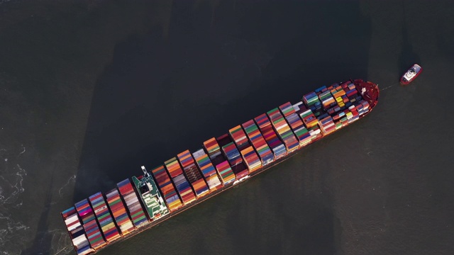 航拍显示一艘大型货船，一艘拖船和一艘摩托艇在斯卡尔特河，荷兰视频素材