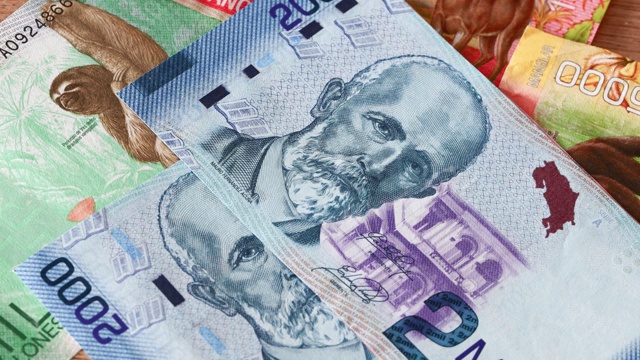 手数钱。哥斯达黎加纸币，货币名称科隆。钞票放在桌子上视频下载