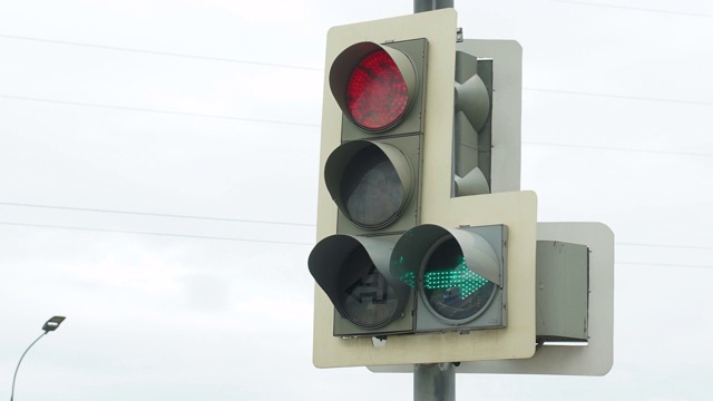 交通灯在城市十字路口的时间间隔视频素材