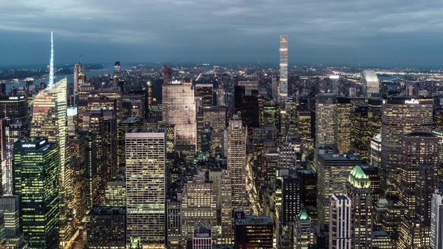 T/L TD空中俯瞰曼哈顿市中心夜晚/纽约市的摩天大楼视频下载