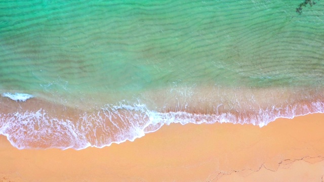 无人机的观点。美丽的碧绿的冲绳海滩。视频素材
