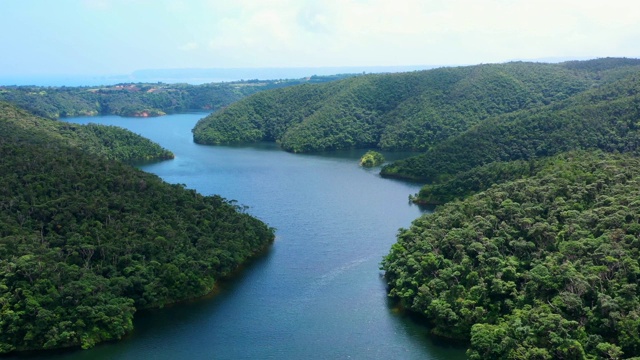 一个被绿色群山环绕的湖。无人机的观点。视频素材