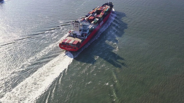无人机拍摄的荷兰斯谢尔特河一艘集装箱船的尾流视频素材
