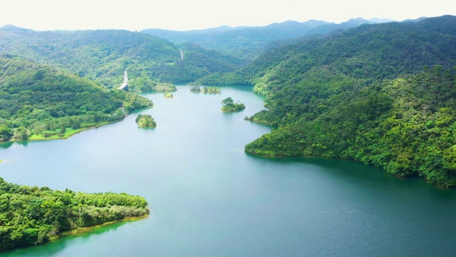 鸟瞰图一个被森林包围的安静的湖。视频素材