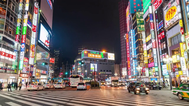 日本东京，新宿晚上人群和车流的4K时间间隔视频素材