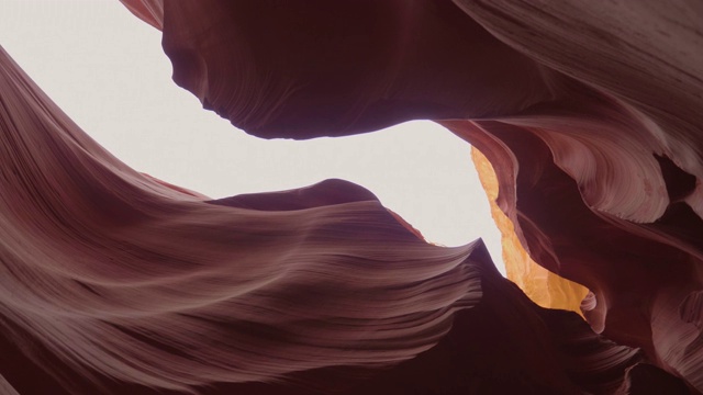 羚羊峡谷与曲线和光滑的石墙橙色转身视频素材