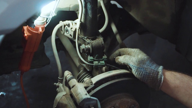 视频修理的一辆车的运行齿轮的手视频素材