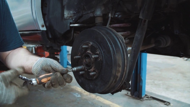 视频修理的一辆车的运行齿轮的手视频素材