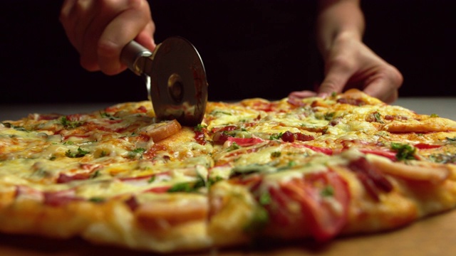 用特制的刀切素食披萨，蘑菇，番茄和罗勒视频素材