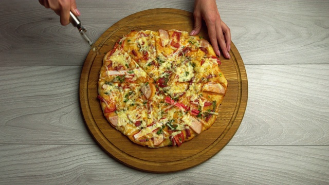 用特制的刀切素食披萨，蘑菇，番茄和罗勒视频素材