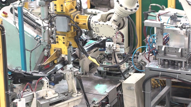 机械臂在汽车工厂工作视频下载