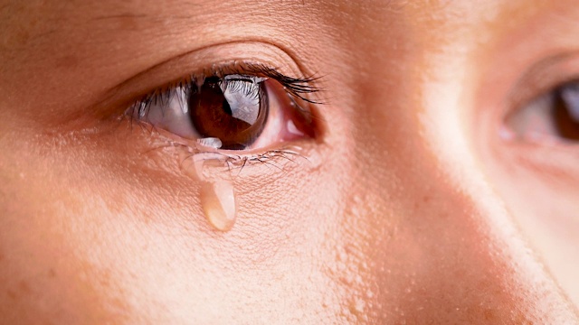 近距离的亚洲妇女哭泣与眼泪和小雀斑在她美丽的脸上。视频素材