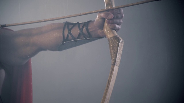 斯巴达人手持弓和箭。视频下载