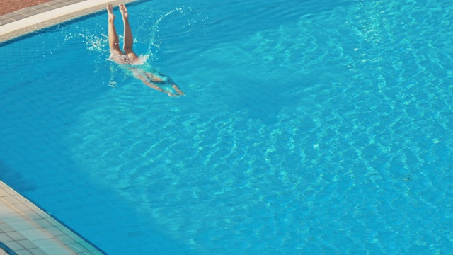 时间扭曲女人跳进游泳池视频素材