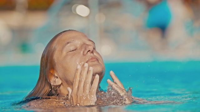 时间扭曲女人在水池里把头伸出水面视频素材