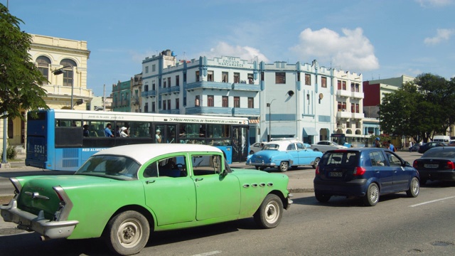 古巴哈瓦那一条繁忙大街上的交通状况视频下载