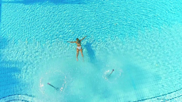 SLO MO女人跳进游泳池视频下载