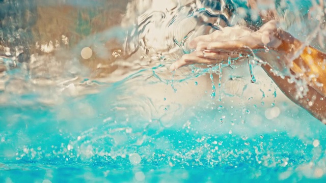 超级SLO MO不认识的女人用手在游泳池里舀水视频下载