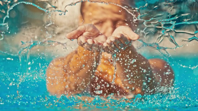 超级慢动作女人用手舀水视频素材