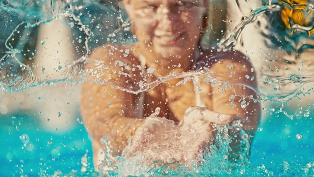 超级慢动作女人用手在泳池里舀水视频素材