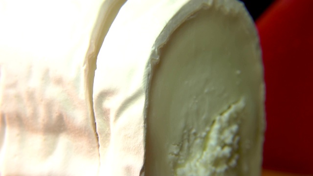 特写一片圣莫雷德图兰山羊奶酪用刀切视频下载