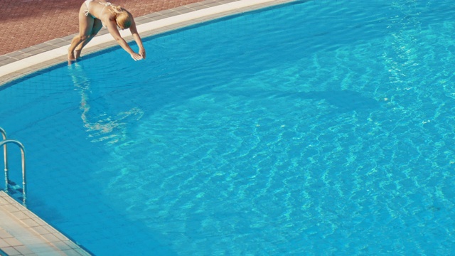 超级慢动作女人跳进游泳池视频素材