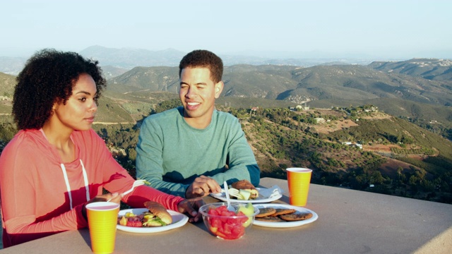 年轻夫妇在户外吃饭视频素材