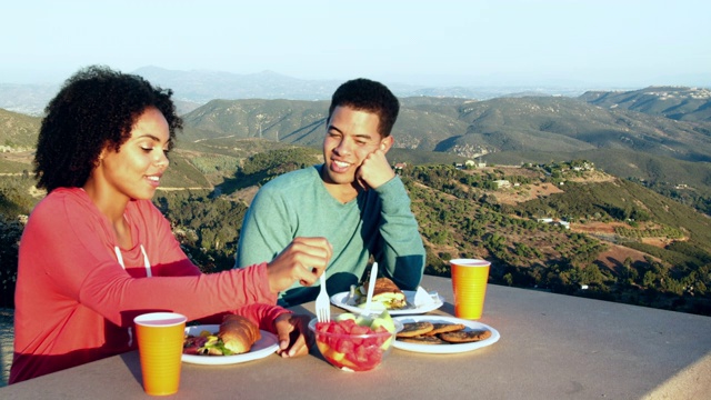 年轻夫妇在户外吃饭视频素材